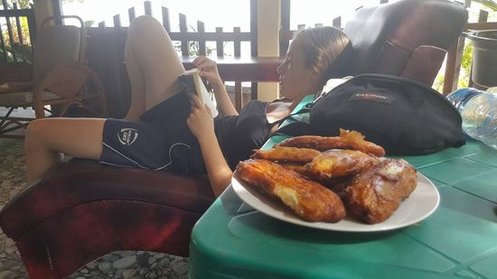 Wir weden mit echten Fruchtsäften und frittierten Bananen verwöhnt