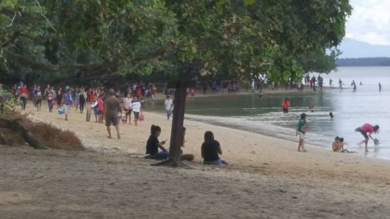 Da heute Sonntag ist, kommen alle Einheimischen hier an den Strand.
Ona stellt ihren Strandabschnitt gegen ein kleines Entgeld für eine Gruppe zur Verfügung