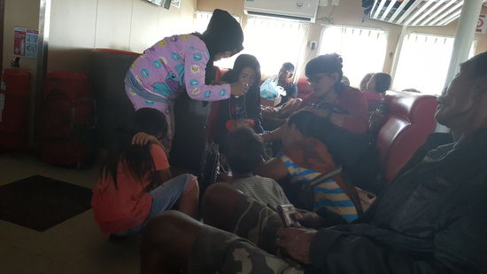 Eine fliegende Händlerin--wieder im "Hello Kitty" Schlafanzug verkauft Schmuck