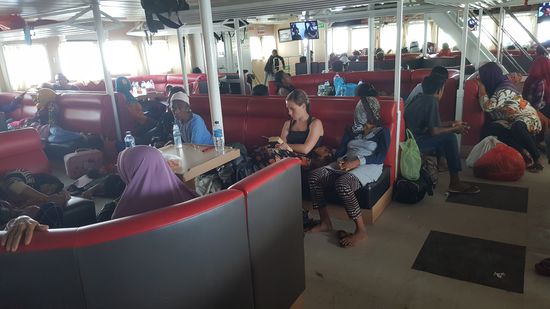 LAutstark wird man von mehreren Tvs beschallt...Auch auf den Gängen liegen die Passagiere