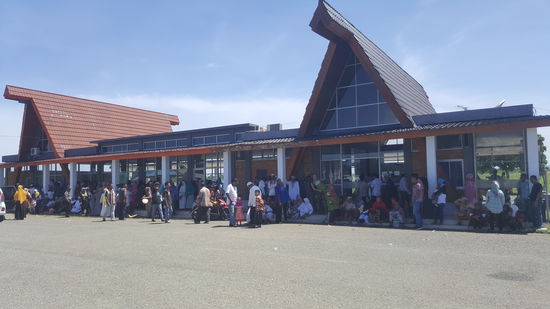 Menschenmassen!!! Alle gleich gekleidet--wie ein Verein...