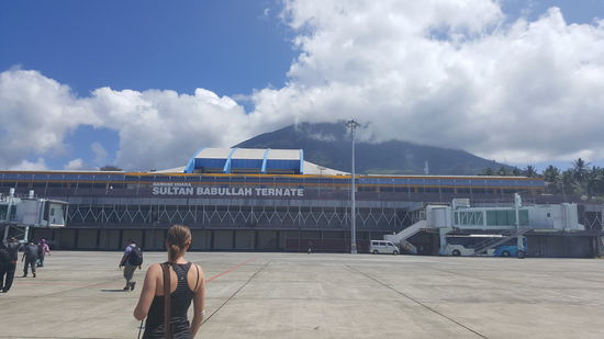 Airport Ternate mit dem Vulkan "Gamalama" im Hintergrund