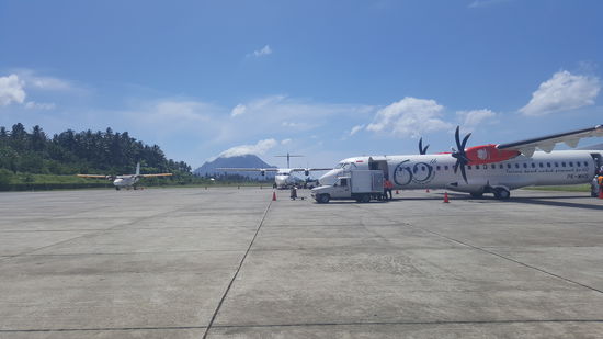 Ein weiterer Vulkan auf einer anderen kleinen Insel