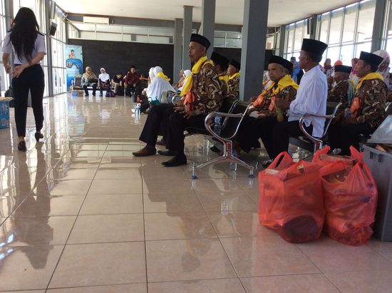 Seitlich sammelt sich schon wieder der Müll...
Erinnert an eine Pfadfindergruppe--auch wegen der einheitlichen Taschen...