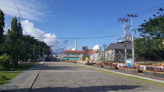 Blick vom Fort auf eine der vielen Moscheen--Ternate ist überwiegend muslimisch--90%