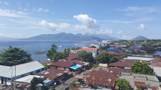 Hinten der Blick auf die kleine Insel Tidore mit dem 1730m hohen Vulkan Keimatabu, der aber "schläft"