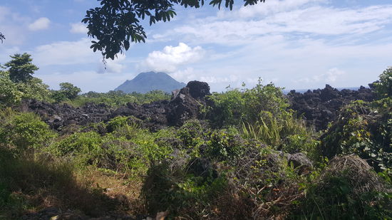 Die Steinbrocken vom Vulkanausbruch
