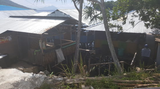 Die Warungs sind mit Stelzen ins Wasser gebaut. Es gibt kaum Gäste