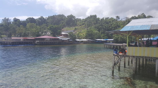 Nebenan geht man zum Beispiel baden. Komplett bekleidet und mit ihren Kopftüchern hüpfen die Mädels ins Wasser