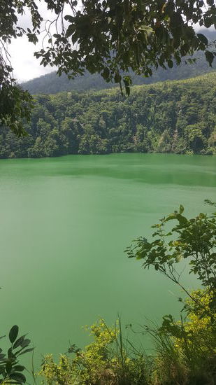 Unser nächster Stop ist an diesem schönen Vulkansee--der "Lake Tolire"hier gibt es auch Krokodile und der See ist über 300m tief