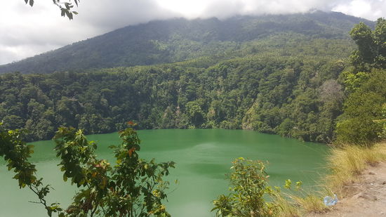 Der derzeitige Gouverneur hat angefangen einen Weg um den See zu bauen--nur für Fußgänger--wir gehen ihn--schon nach etwa 200m endet er.