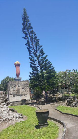 Das Riesige Denkmal der Gewürznelke erinnert an den Rauswurf der Portugiesen im Jahr 1575