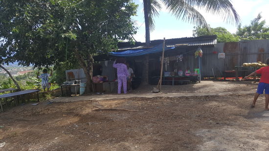 ...hier gibt es Verkaufsbuden mit den "traditionell" gekleideten Verkäuferinnen...