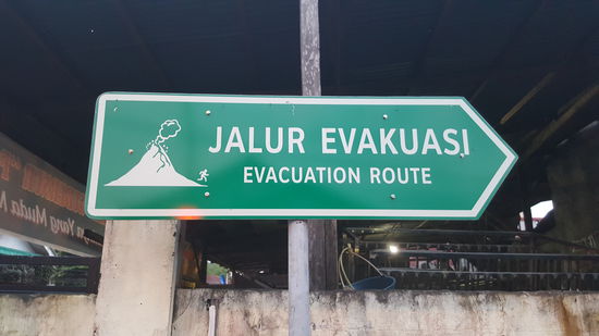 Diese Schilder sind hier über der ganzen Insel verteilt. Der Ernstfall tritt hier leider zu oft ein