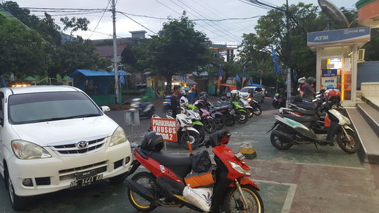 Vor unserem "Stammsupermarkt"
Der Verkehr ist hier wirklich chaotisch....tausende von Mopeds...
