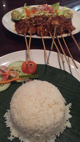 Thalia gönnt sich abends im Hotel noch ihr Leibgericht: Sate Ayam mit Erdnußsoße