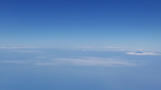 Da schauen die 2 großen Vulkane aus den Wolken hervor