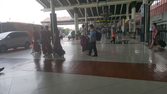 Die Stewardessen sehen echt hübsch aus. Alle schlank und top gekleidet...