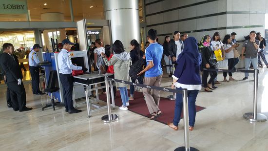 Vor den großen malls gib es sehr gründliche Sicherheitskontrollen. Alles wird durch leuchtet und unter jedes Fahrzeug wird mit einem Spiegel geschaut.