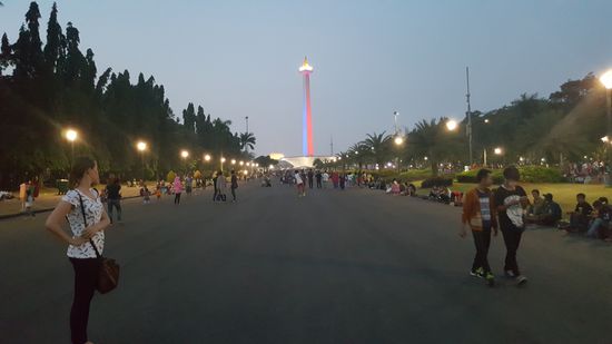 Das Monument wurde unter dem Präsidenten Soekarno konstruiert , 1975 eröffnet und ist 137m hoch