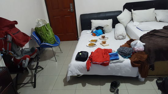 So sieht es in einem Backpackerzimmer aus...zwischendurch wird das Frühstück gebracht:kalte mie Goreng  mit dem hier üblichen megasüßen Tee.
Obwohl sie kalt waren, schmeckten die mie sehr gut