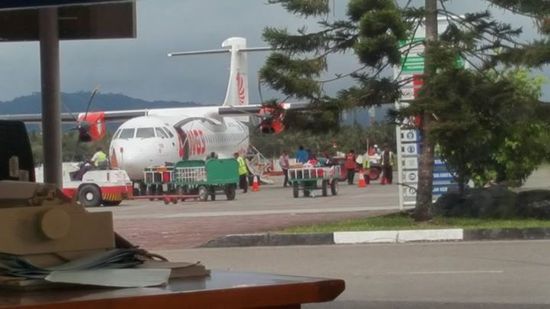 Jetzt haben wir eingecheckt und wir können beobachten wie das Gepäck in den kleinen Flieger geladen wird. Thalia kann sogar meinen Rucksack erkennen!