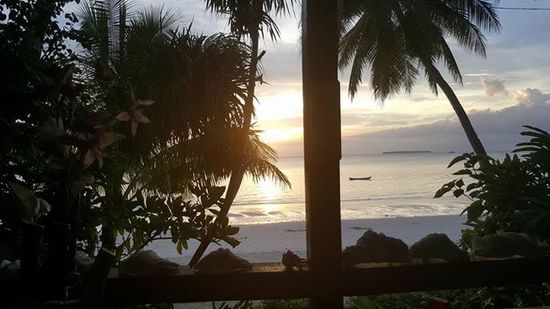 Das ist der Blick von unserem Balkon..der Strand ist einfach ein Traum!
Weißer Puderzucker!
Und kaum Müll--aber das verdanken wir zum großen Teil Eva und Janosch, die hier etwas Erziehungsarbeit leisten...