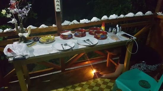 Für 19 Uhr hat uns Eva bei Yohanna das Dinner bestellt--es wird auf dem Balkon serviert.
Wir bekommen auch Räucherspiralen von Eva--denn natürlich gibt es hier unzählige Mücken!
