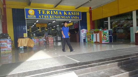 Sieht modern und gepflegt aus. Taschen und Helme gibt man am Eingang ab