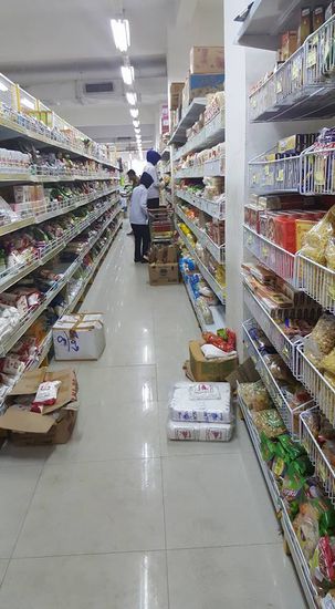 Überall werden Regale eingeräumt...