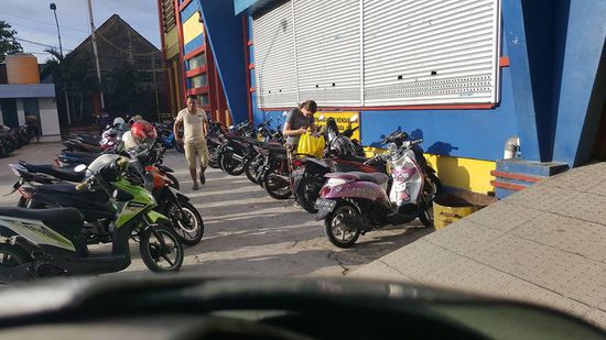 Der Motorbike-Parkplatz vor dem Supermarkt