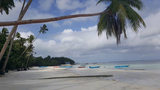 Eva und Thalia fahren mit dem Boot los..