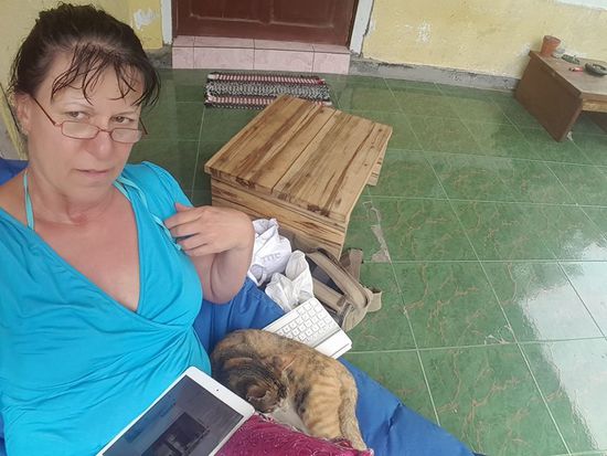 Ich schreibe, beobachte -und die Mieze mag mich... 
So habe ich den ganzen vormittag verbracht--bis Thalia und Eva vom tauchen zurückkommen...