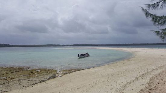 3 oder 4 indonesische Gäste waren wohl doch im Hotel. Diese brachen dann irgendwann zu einem Ausflug zur Hauptinsel auf und die Mädels fuhren mit weg.
So war ich allein für eine Stunde auf der Insel. Kaum hatte ich es mir am Strand bequem gemacht, fing es auch schon wieder an zu regnen.