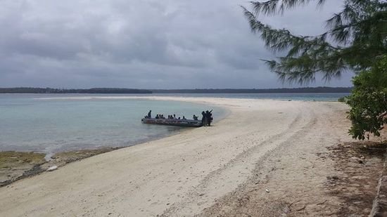 Leider fahren nun alle mit dem Boot rüber zur Hauptinsel. Betty und Fanny sind Angestellte des Hotels-