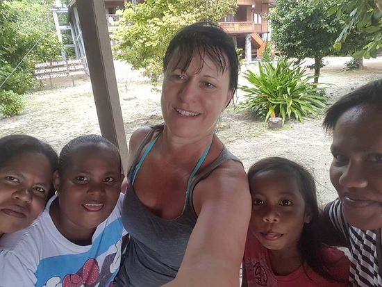 Das sind: Fanny und Tochter Jenny und rechts Betty mit Tochter Olive