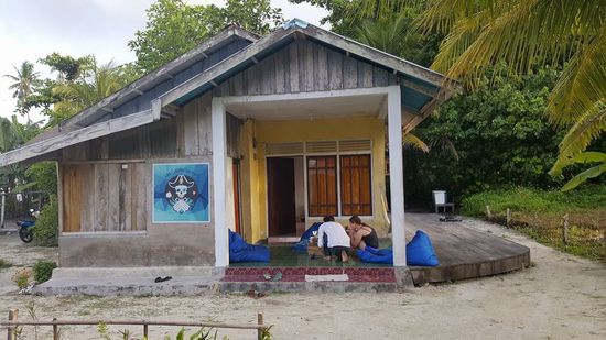 Das Haus von Eva und Janosch mit dem Dive-Center.