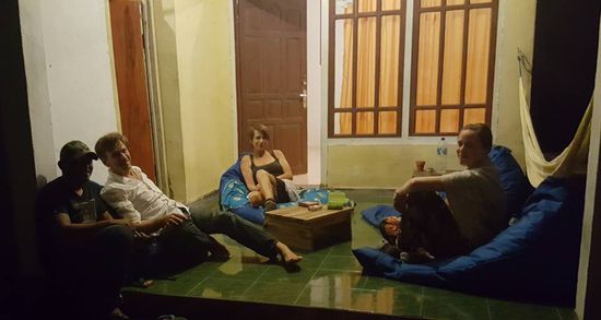 Abends auf der Terrasse wieder beim "Wizard" spielen
Der Fahrer Erwin kommt kurz vorbei und bestätigt uns unsere Fahrt zum Airport