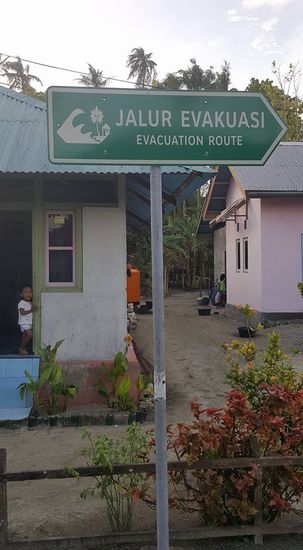 Diese Schilder sind auf der ganzen Insel verteilt und zeigen den Weg, den man bei einem Tsunami nehmen sollte