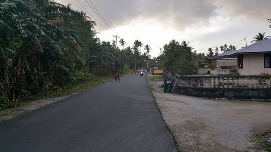 Auf dem Weg dorthin folgt uns eine Gruppe Kinder, die im Laufe des Weges immer größer wird.
Sie halten respektvoll Abstand-keiner traut sich näher heran