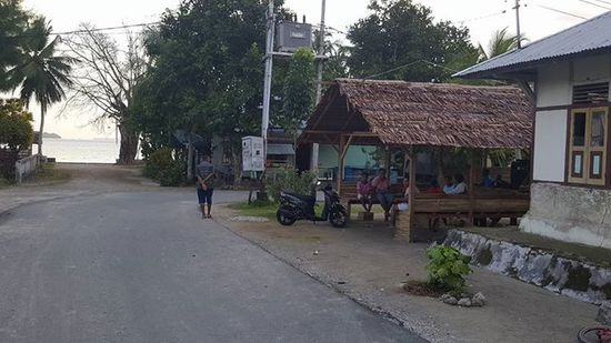 Als wir an dieser Bruga vorbeikommen, hören wir unseren Namen ...wir sehen, dass hier , in einer Gruppe, die Mädels von der Insel sitzen. Geben sich wieder dem süßen Nichtstun hin , plaudern, essen und lachen