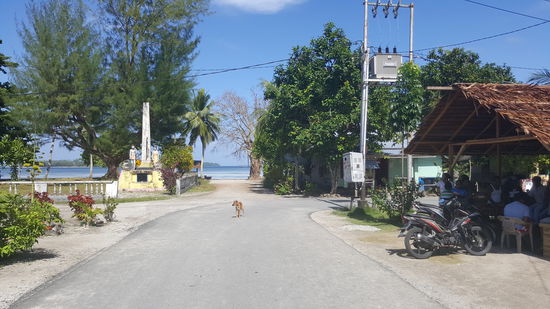 Zuerst fahren wir noch einmal an der schönen Kirche vorbei, weil Thalia auch noch mal ein Bild machen möchte.
Tatsächlich treffen wir da die Mädels von der Insel wieder, die wieder dort rumhängen ...
Natürlich erkennen sie uns gleich und rufen und winken..