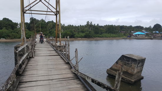 Diese Brücke sieht sehr wackelig aus, ich steige lieber ab und gehe zu Fuß darüber...