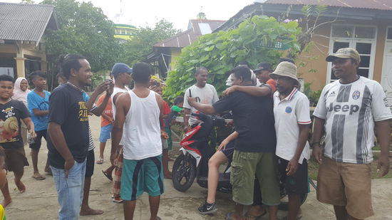 In einem Dorf werden wir förmlich überfallen. Ich flüchte vom Sozius des Bikes und betrachte mir das Geschehen aus sicherem Abstand...