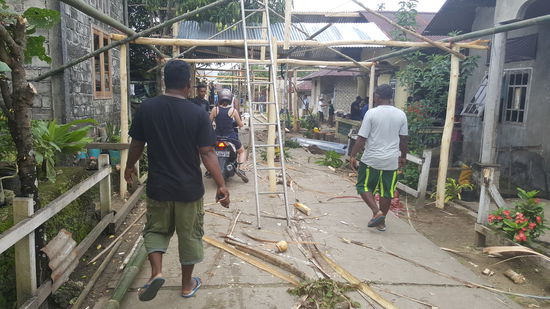 Wir fahren weiter durch das Dorf. An einigen Stellen wird etwas wie ein Zelt aufgebaut. Natürlich interessiert mich, was diese eigentlich trägen Menschen zu dieser Arbeit bewegt...
