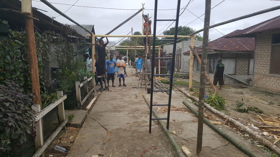 Später erfahre ich von Janosch, dass diese Zelte für eine Hochzeit aufgebaut werden...