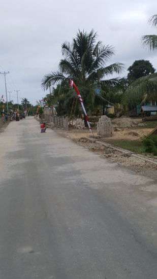 Wir fahren durch viele Dörfer und erregen immer großes Aufsehen: Man ruft und winkt uns zu. Immer gibt es ein lautes "Hallooo..."