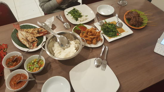 Wir bestellen frischen Fisch, Garnelen und Sate