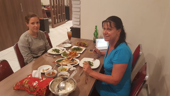 Vom Nebentisch werden wir wieder angesprochen und man macht Fotos...