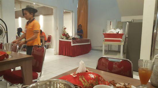 In den hiesigen Restaurants werden die Speisen auf Wagen an die Tische gerollt und auch so wieder abgeräumt.
Das schmutzige Geschirr kommt direkt in eine große Plastikschüssel.
In indonesischen Restaurants befinden sich auch immer Handwaschbecken. Das ist hier hinter dem Rollwagen nicht zu sehen